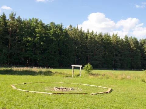 Připravené místo na slavnostní oheň