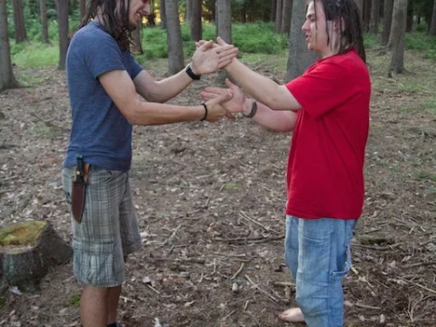 Kluci a holčičí tleskání