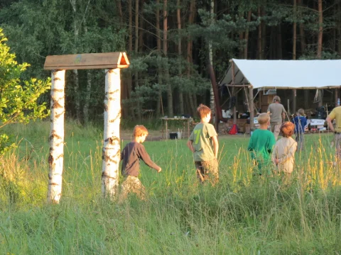 Bránou času zpět do tábora