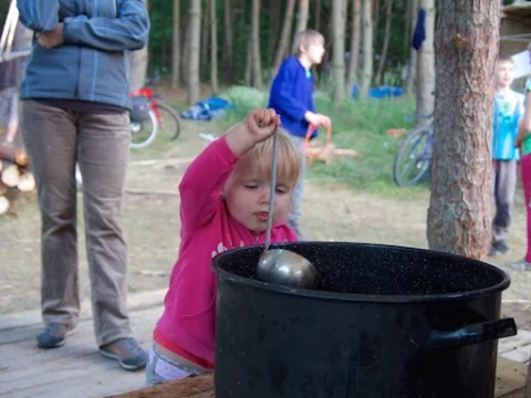Naty zkoumá kuchyň