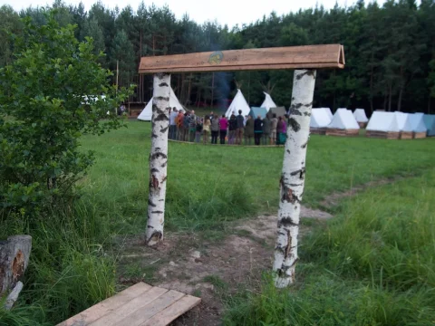 Bránou času je vidět slavnostní oheň