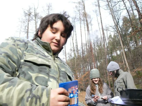 ...v těsném závěsu za ní Jirka