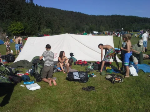 Všichni spí pod táborovou kuchyňskou plachtou