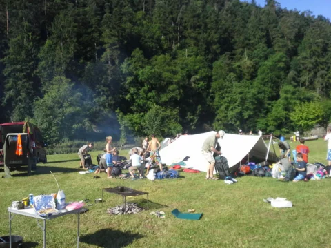 Všichni spí pod táborovou kuchyňskou plachtou