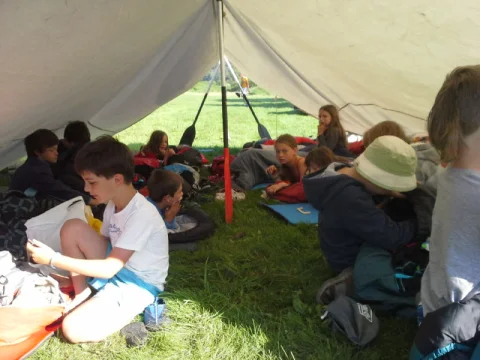 Všichni spí pod táborovou kuchyňskou plachtou