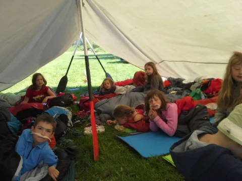 Všichni spí pod táborovou kuchyňskou plachtou
