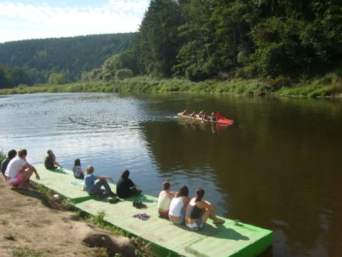 jak dopravit loď na druhý břeh bez pádel??
