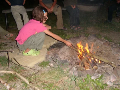 Eliška přikládá