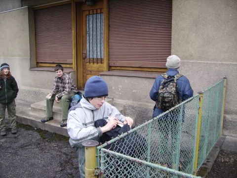 něco je k smíchu