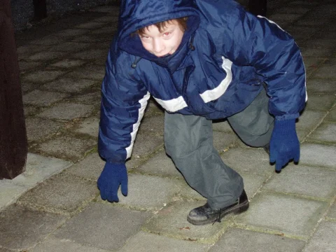 Jenda vybíha na kolečko okolo budovy