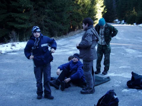 Kluci odpočívaj na rozcestí