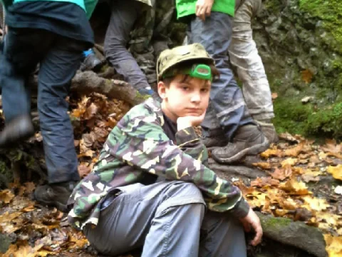 Myšák před jeskyní