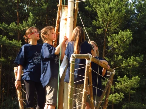 Družina vyvěšuje svou vlajku