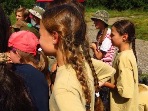 Holky ještě učesané od maminek