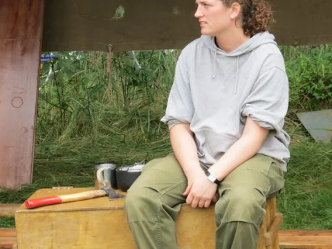 Dominika čeká až se zmenší fronta
