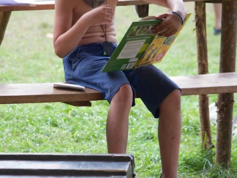 Míša si čte knížku na památku