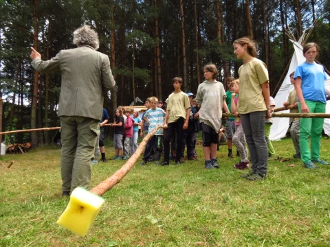 S kopím v lese