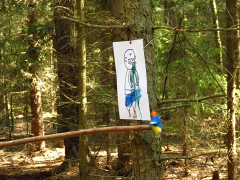 S kopím v lese