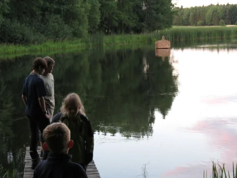 Město je daleko