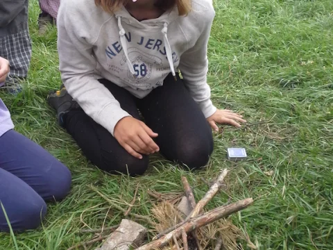 Strojníci dělají oheň poslepu