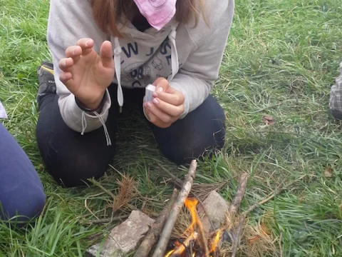 Strojníci dělají oheň poslepu