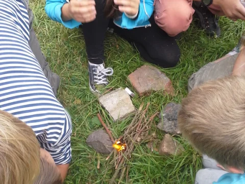Strojníci dělají oheň poslepu