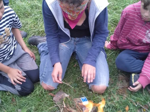 Strojníci dělají oheň poslepu