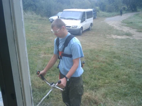 Uzel posekal travu kolem klubovny