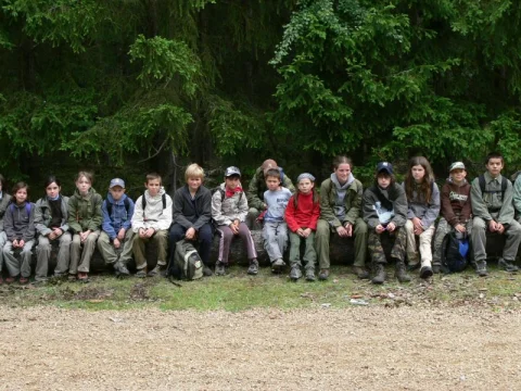 hromadné foto na kládě