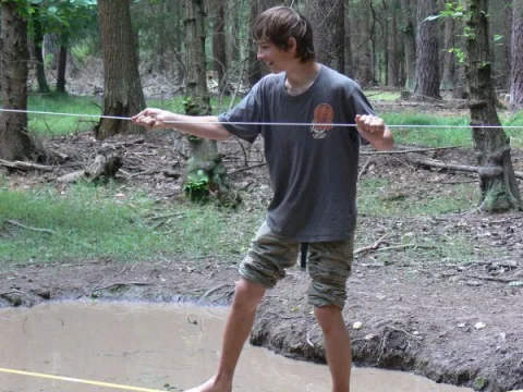 Přelézání bažiny...Tomáš