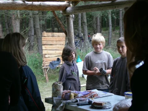 Posádka se chystá na snídani
