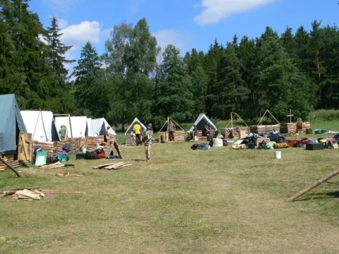 tábor pomalu mizí