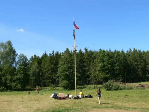 skoro prázdná louka