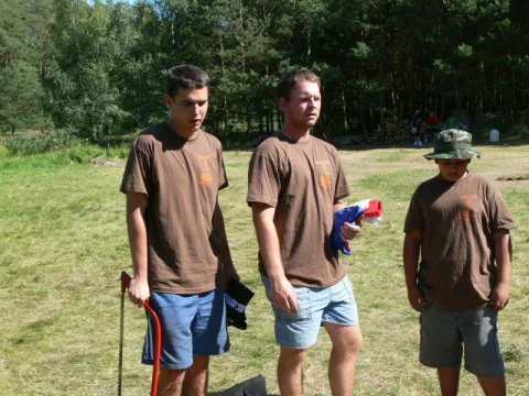 ...i s důstojnictvem...