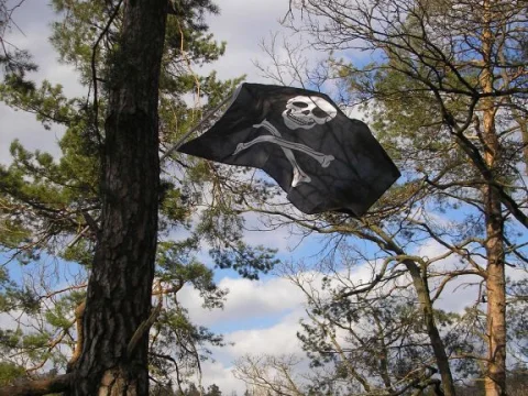 Piratska vlajka nad Hroznou