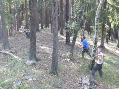 .. děti musely dobýt pevnost a ukrást šátek...