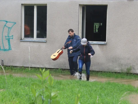 Záchrana věcí z klubovny oknem