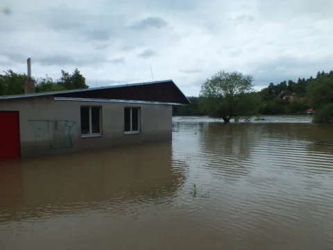 Voda byla asi metr vysoko