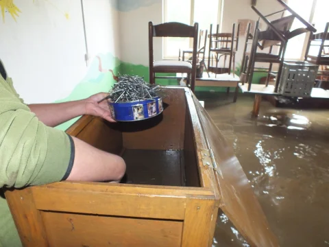 Kluci nářadí vyndali a nechali usušit