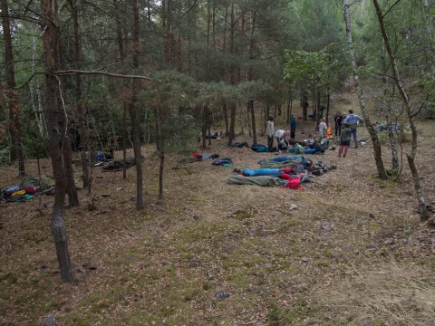 Skoro všichni tu přespali
