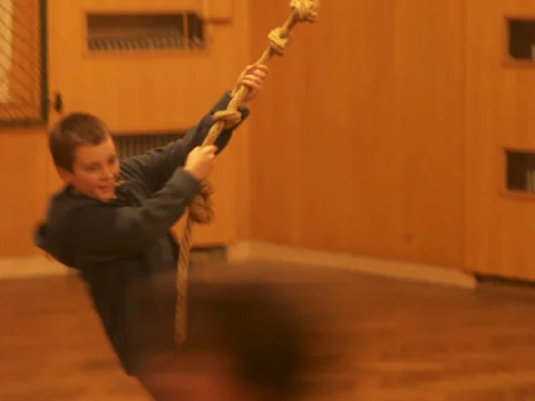 V tělocvičně