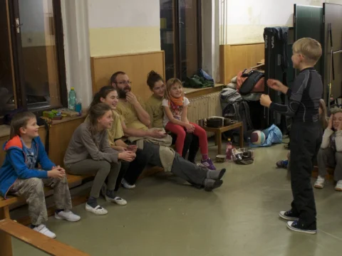 V tělocvičně