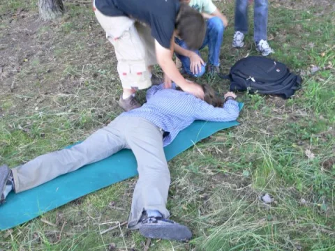 Bezvládné tělo přes cestu...