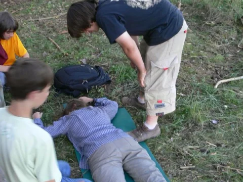 Tobiáš zjišťuje stav zraněného