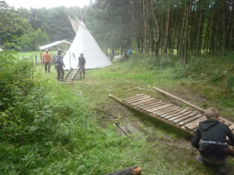 stavba mostku v bráně