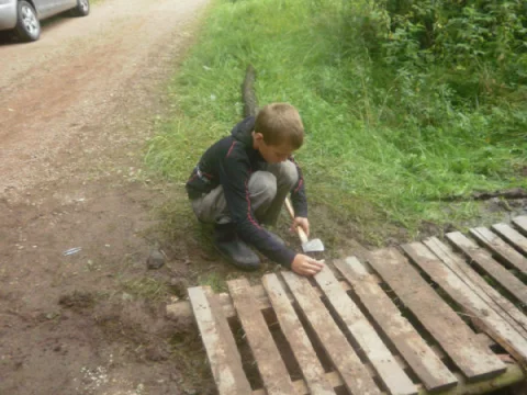 stavba mostku v bráně