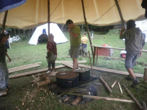 oběd ještě na roštu