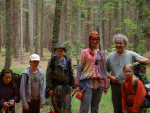 indiánka hlídající most
