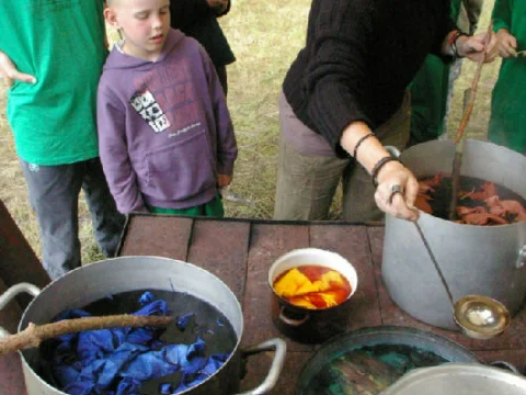 Barveni keltskych obleku