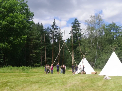 Stavba velkého teepee Strojnic
